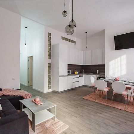 Stunning, Newly Renovated Central Apartment Oradea Exteriör bild