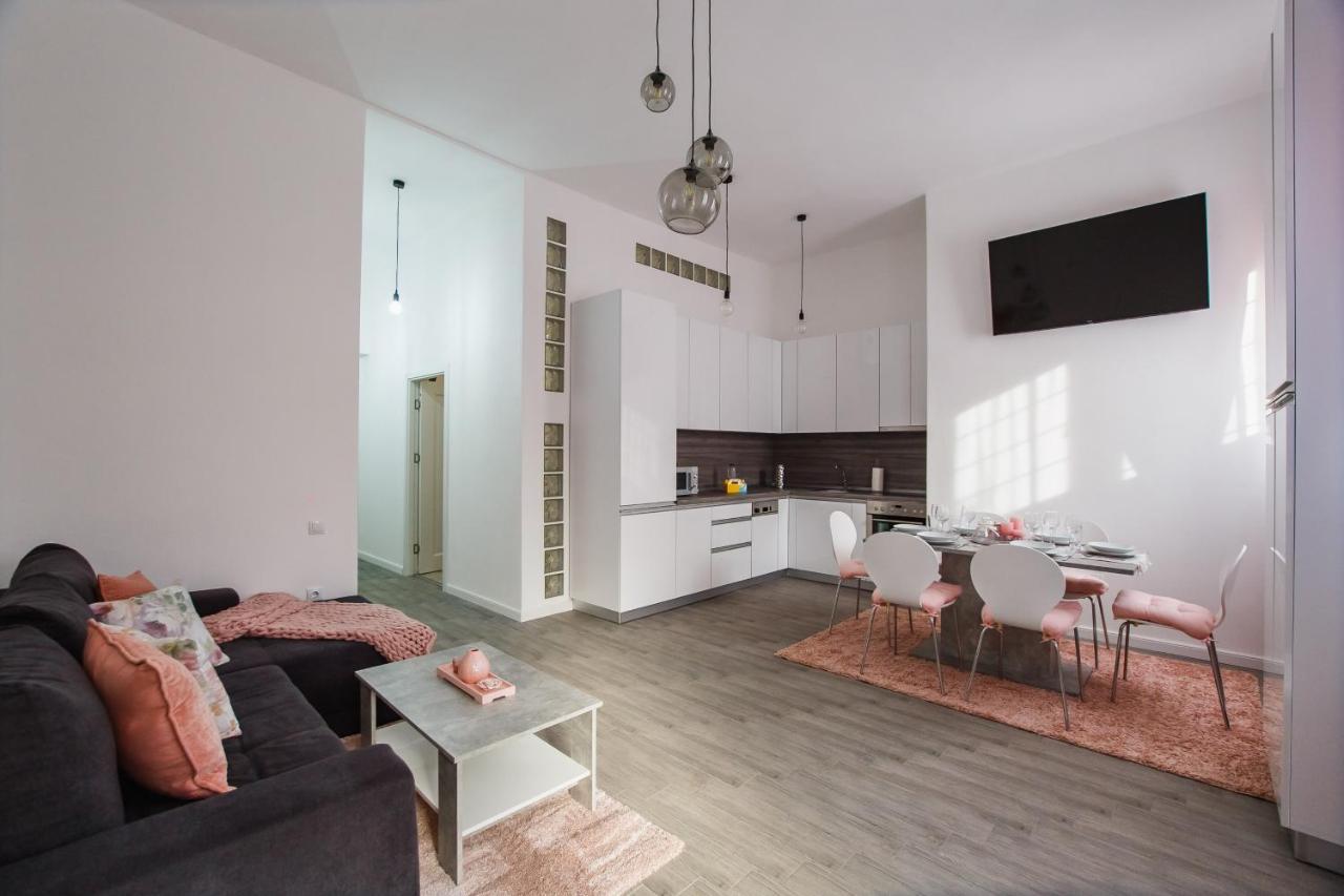 Stunning, Newly Renovated Central Apartment Oradea Exteriör bild