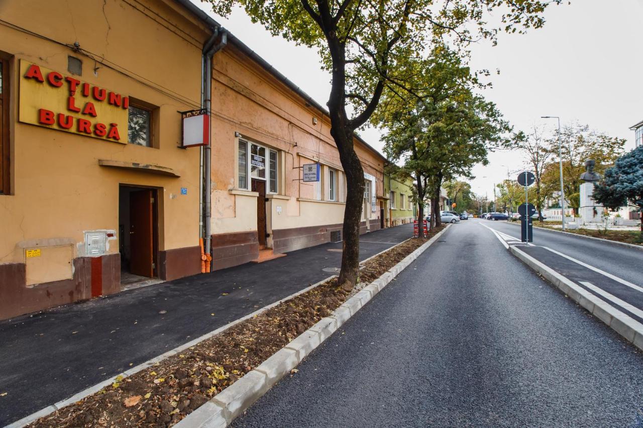 Stunning, Newly Renovated Central Apartment Oradea Exteriör bild